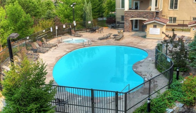 #1305 Pinnacle Pointe Condo