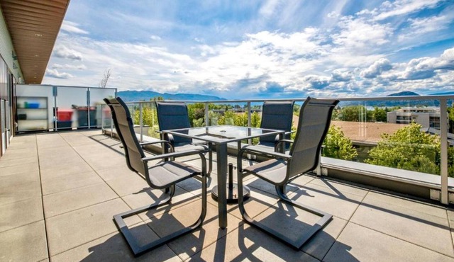 180 Mt View Huge Balcony 2BR 3Beds 2Bath 2Parkings Penthouse