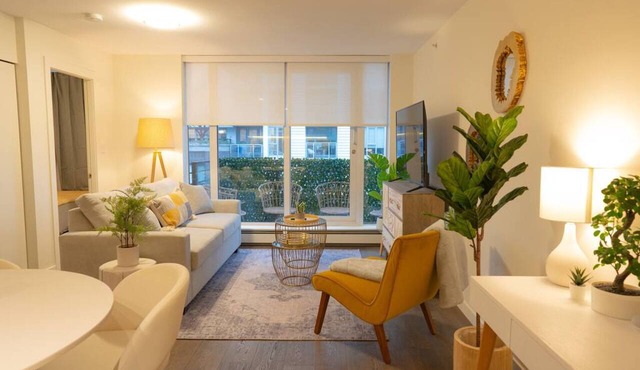 1BD Downtown Vancouver Condo with Free Parking