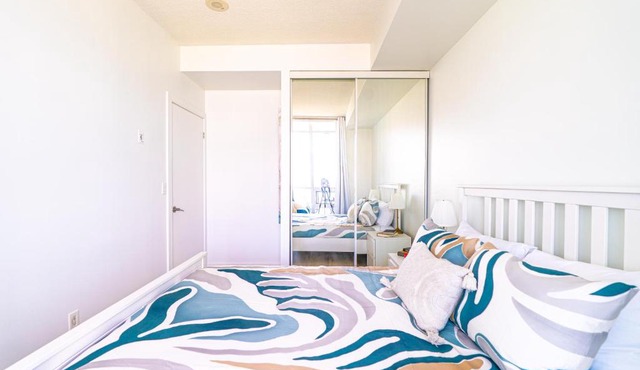 1BD Plus Den Lakeview Suite - Steps to CN Tower & Rogers Centre - Free Parking