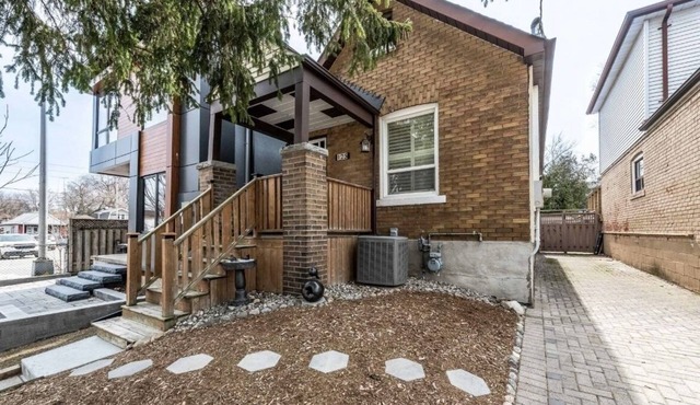 1BR Main Floor Toronto | 15 Min Downtown + Parking