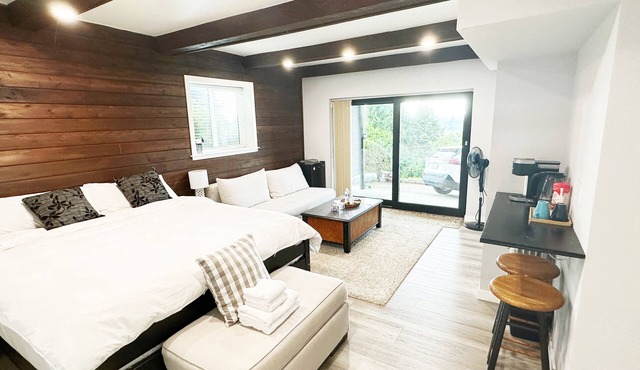 1BR Private Suite · West Vancouver · Landmark View · Prime Location