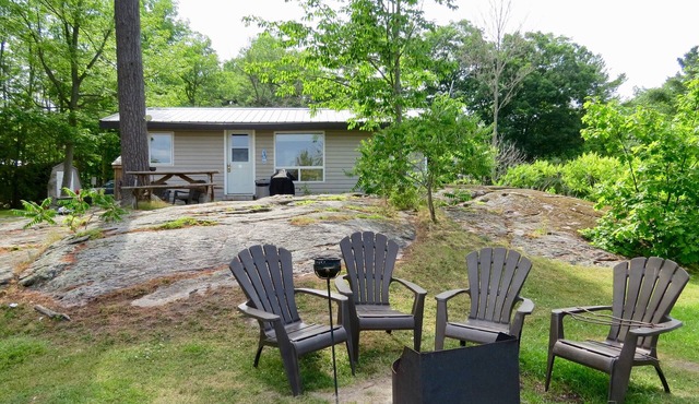 2 BEDRM WATERFRONT COTTAGE, CANOE, KAYAKS, WIFI