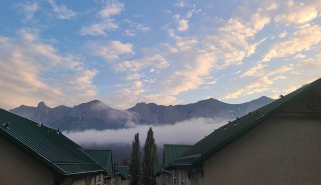 2 Bedroom Chalet between Canmore & Banff (sleeps 7 (up to 6 Adults and 1 Child)