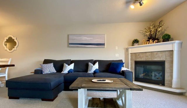 2 bedroom condo on Skaha lake 10 mins to Penticton