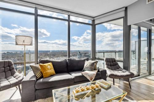 2 Bedroom & Den with Stunning Views of Lake Ontario