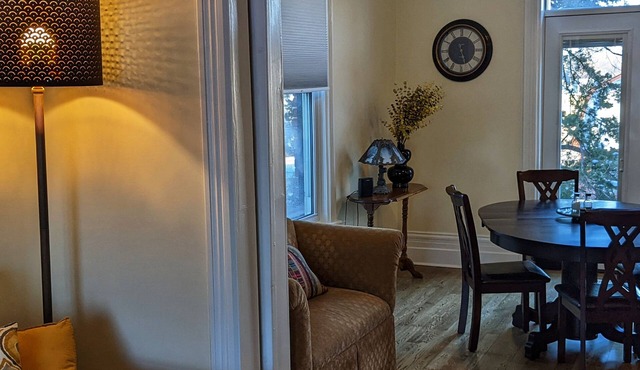 2 bedroom home, steps away from the town centre, theatres, restaurants & river.