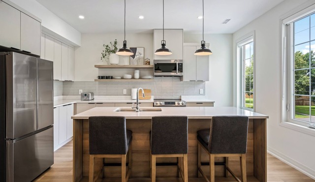2 Bedroom Modern Brand New Niagara Apartment up to 4 People