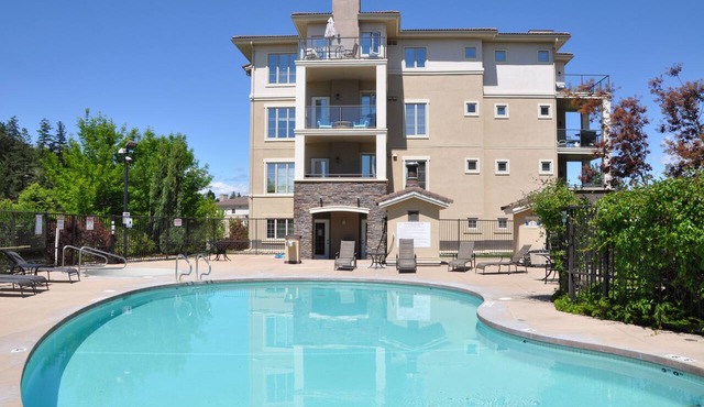 2 Bedroom Resort Condo w/Outdoor Pool - Top Floor!