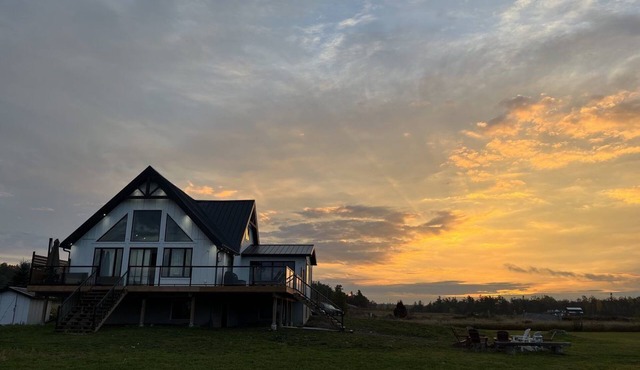 2 hrs frm Toronto A-frame, sunsets, kayaks, private dock and fire pit