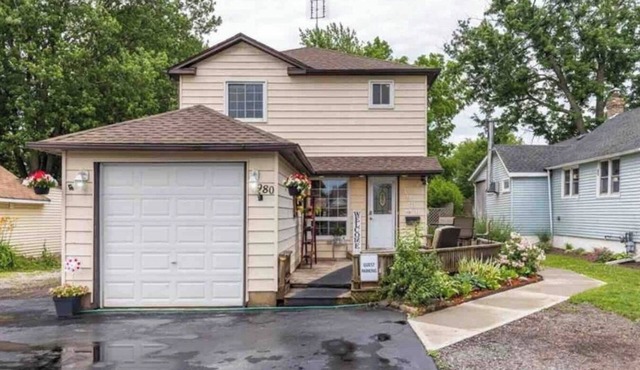2 minutes to the falls ultimate Niagara Getaway - Hot Tub, Game Room, & tiki bar