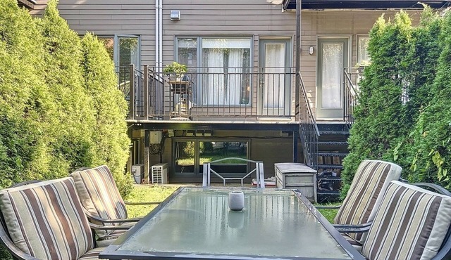 2 queen beds, private yard, balcony, near downtown /Charlevois metro station in Montréal