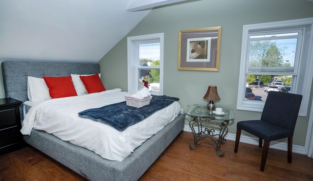 2 story, 2 bdrm, Cute and Small Loft, Mins to Beach and Lake