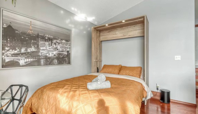 2 Suites, 6 Beds +Sofa Bed | Sauna|Sleeps 14 in Calgary