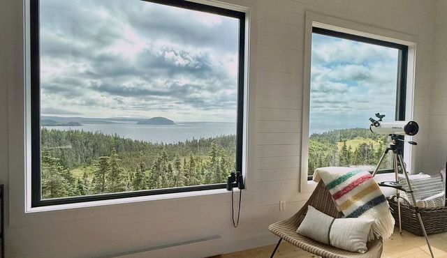 2BR Architect-Designed Oceanview Escape With Deck