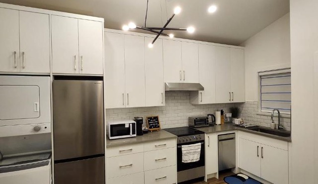 2BR Detached House - Free Parking -10 mins to YVR & Downtown
