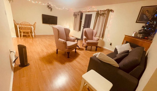 2BR Home with Mountain Views, Near Transit, w/Workspace + Gym. Pets on approval