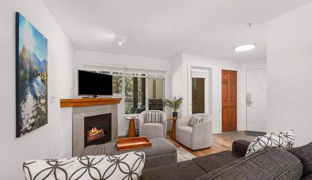 2BR | Lagoons | Private Hot tub | Village Location | Parking