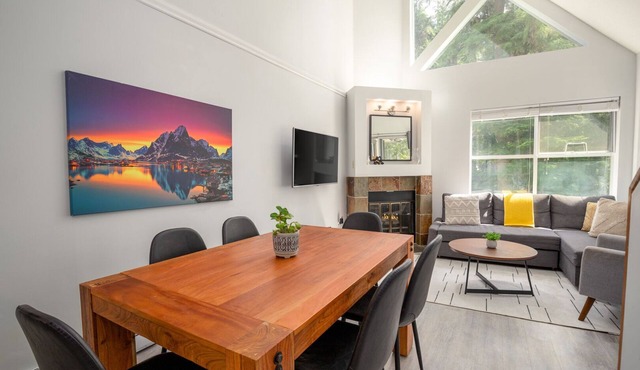 2BR + Loft | Wildwood Lodge | Free Ski Bus | Hot Tub & Pool | Private Patio | Parking