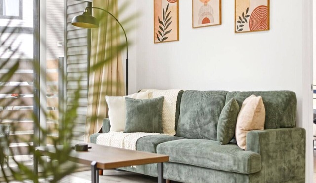 2BR Modern Condo | High Ceilings, Ensuite & Patio