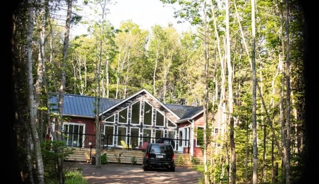 3 bdrm executive cottage with private beach access