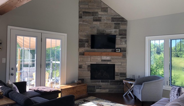 3 Bdrm Lakefront Cottage with Hot Tub In Blue Mountain