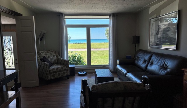 3 Bed 2 bath ~ Bluepoint Home on Lake Huron. 20 mins to Sarnia & Bridge to USA