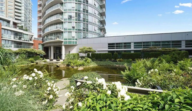 3 bed Subpenthouse Ocean&Mountain View-Downtown