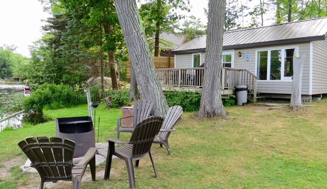 3 BEDRM WATERFRONT COTTAGE, CANOE, KAYAKS, WIFI