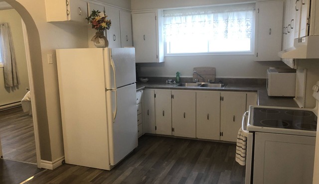 3 Bedroom, air conditioned private home, bbq, fire pit,large backyard &driveway