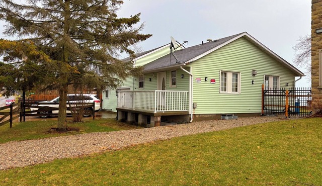 3-bedroom cottage with WiFi and AC in Dunnville