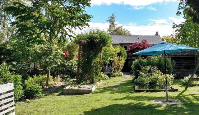 3-bedroom house with backyard, patio and hot-tub