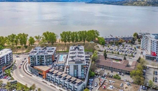 3-bedroom townhome with roof top patio - Gyro Beach across the street
