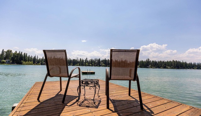 3 Bedrooms l Sleeps 9 Adults l Rosen Lake