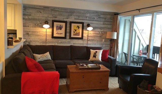 3 Level/2 BR Townhouse,Private Hot Tub, Great Location, Sleeps 6