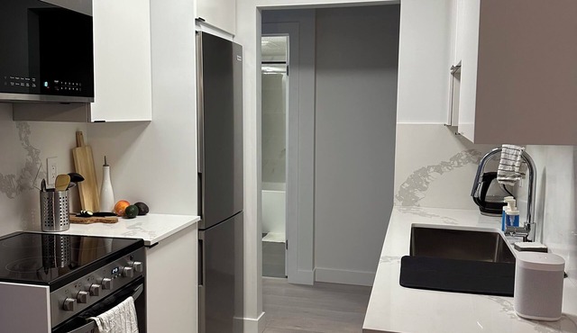 3 Minute Walk to VGH - Perfect for Doctors, Residents, Nurses or Patients.