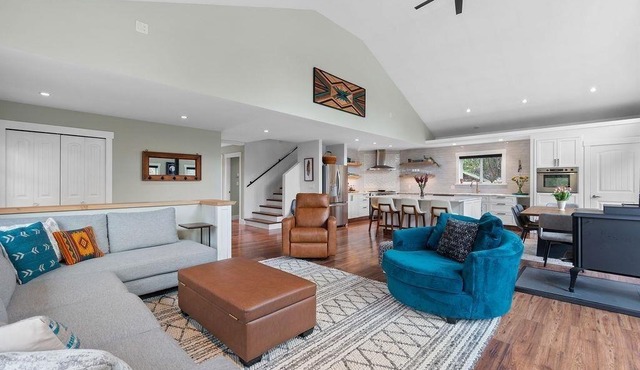 30 minutes from Whistler-Squamish family retreat. Pet friendly!