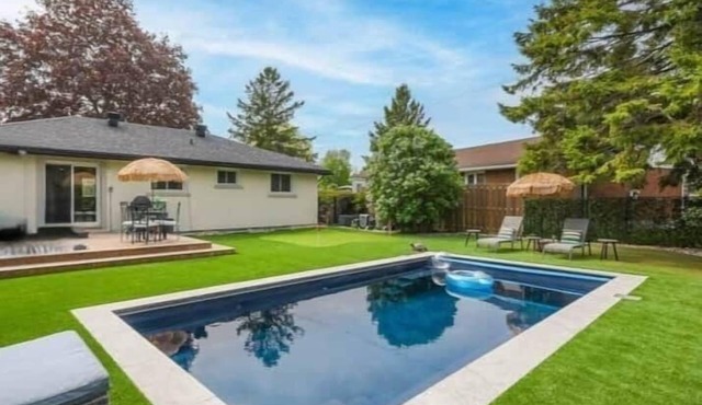 30+ Night 3BR Home w/Pool, Parking & Putting Green