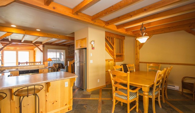 3BR 3 Bath townhouse-private hot tub, ski in skiout