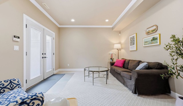3BR Suite near White Rock Beach Pool & BBQ