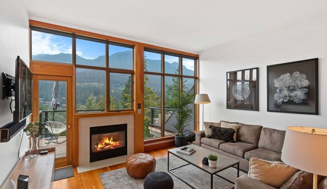 3BR Townhouse AC Fireplace Lake & Trail Views 6-Min to Gondola