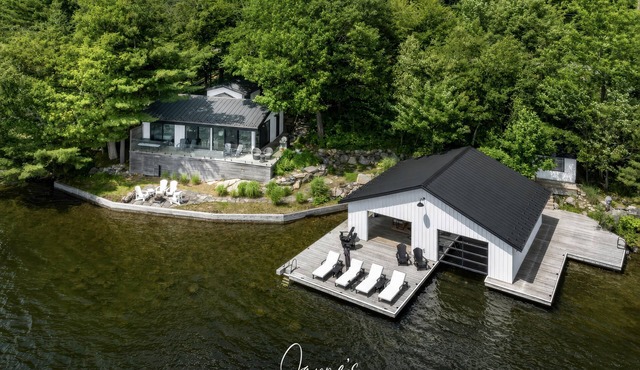 4 bed 2 bath cottage on the south-end of Lake Joseph