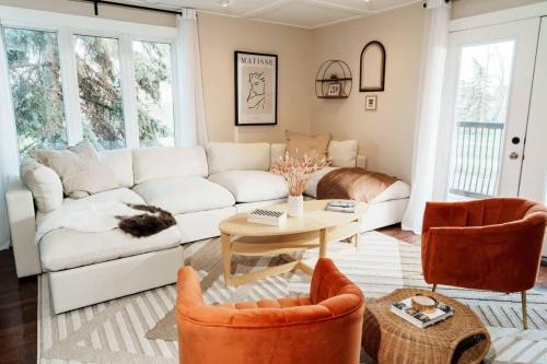 4 Bed Home Along River Near DT AC Hot Tub