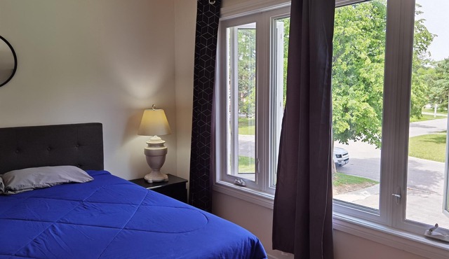 4 Bedroom 2 Bathroom Top Floor Close To Professor's Lake With Walk Out Deck
