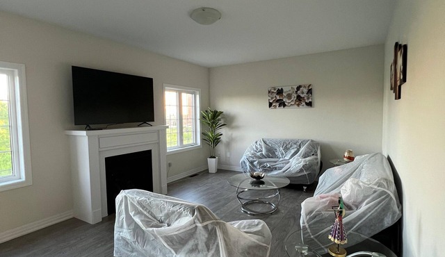 4-bedroom, 4.5 bathroom in Stayner near beach and ski resort with WiFi and AC.