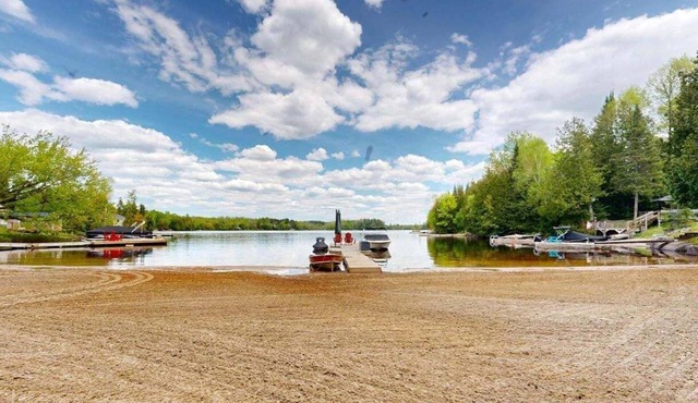 4 season Family Friendly Beach Cottage in the Bay