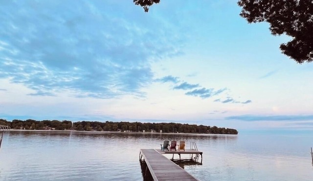 4 seasons waterfront cottage with hot tub on Lake Simcoe