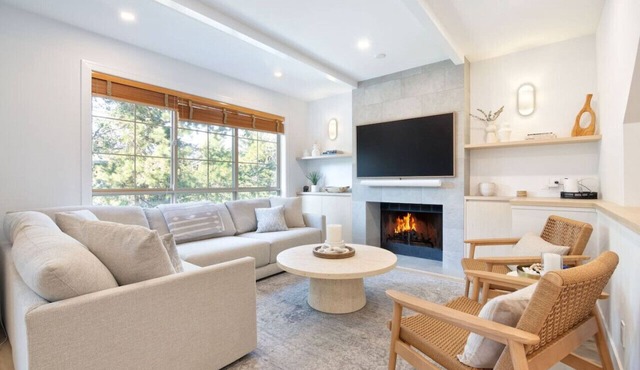 4BR/3.5BA Luxury Townhome w/Private HT & Garage