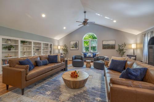 4BR Retreat, 16mi to Acadia, Firepit and Game Room in Ellsworth