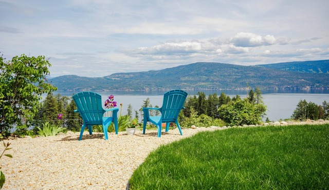 5-Acre Lakeview | Breakfast Included!
